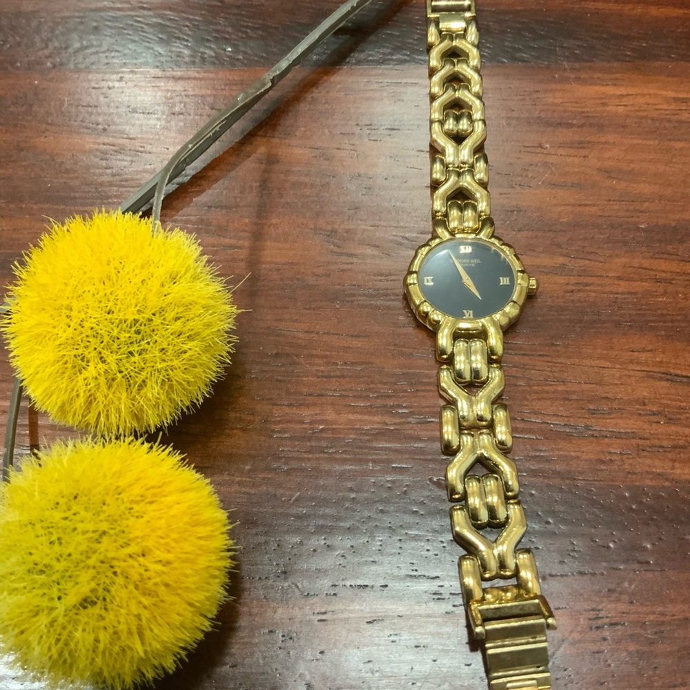 Lovely Raymond Weil women's watch is a stylish and elegant wristwatch